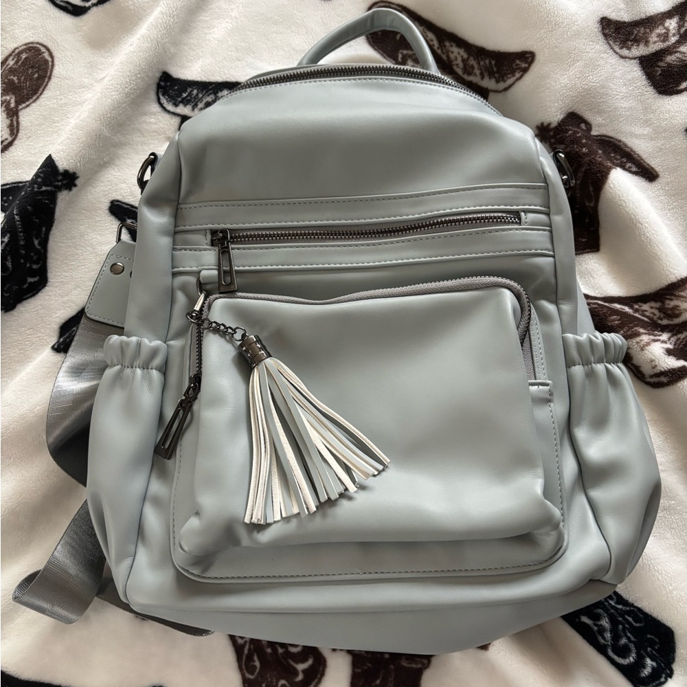 Stylish Gray Backpack - image 1